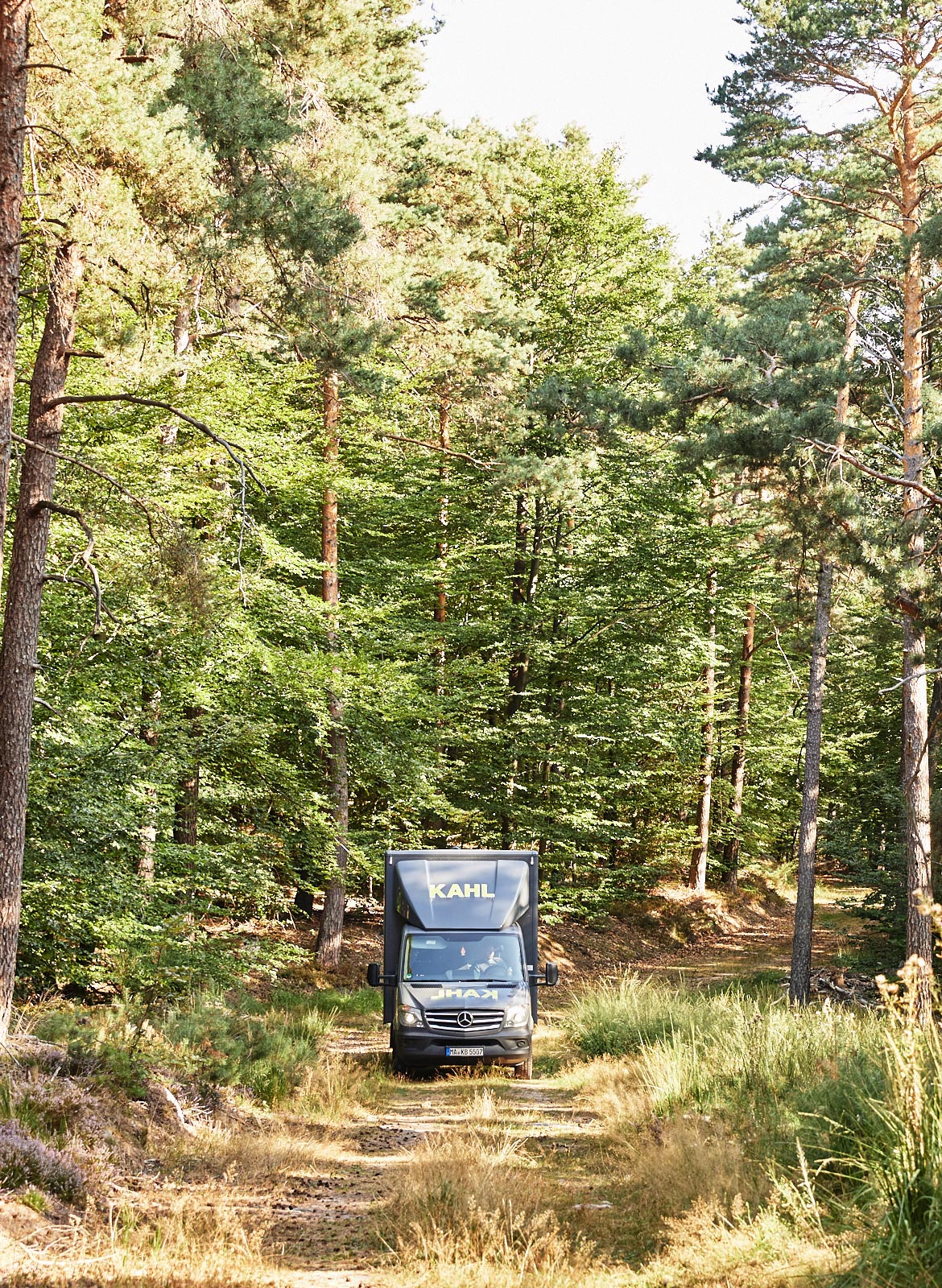 KAHL Fahrzeug im Wald